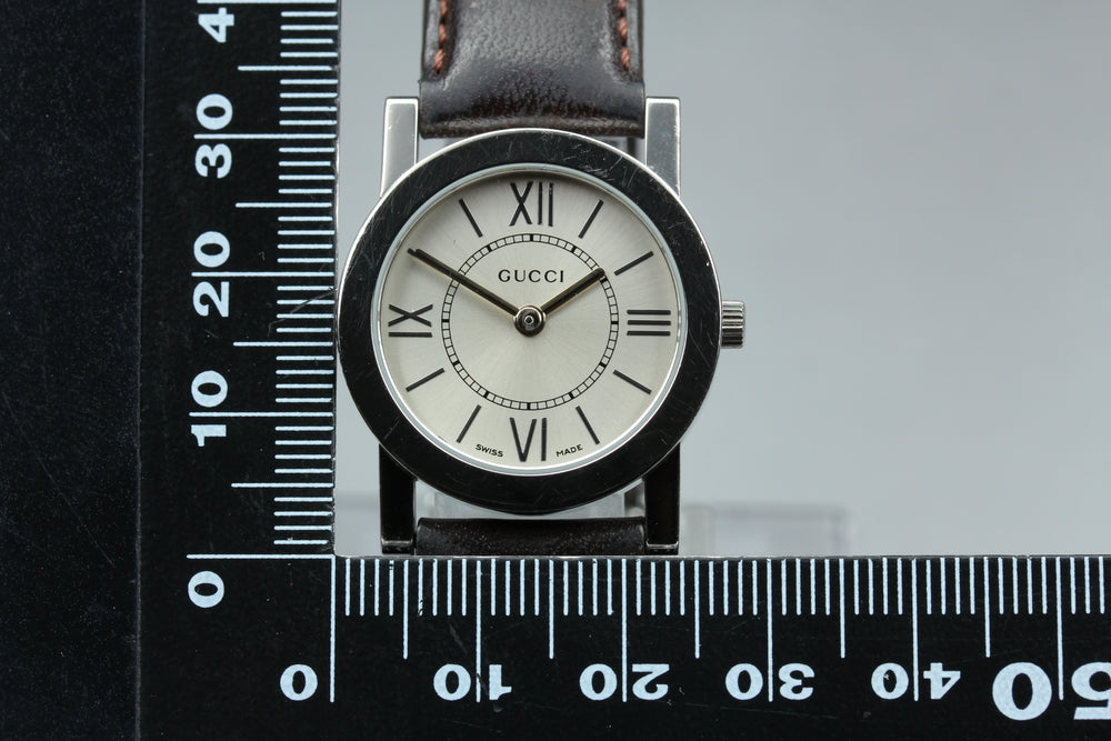 Near MINT GUCCI 5200L.1 Silver Quartz 27mm Ladies Watch
