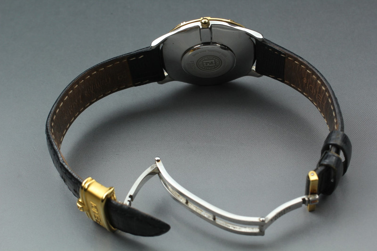 N MINT / New Battery* Fendi 2000G White Dial Gold Bezel 35mm Men's Watch JAPAN