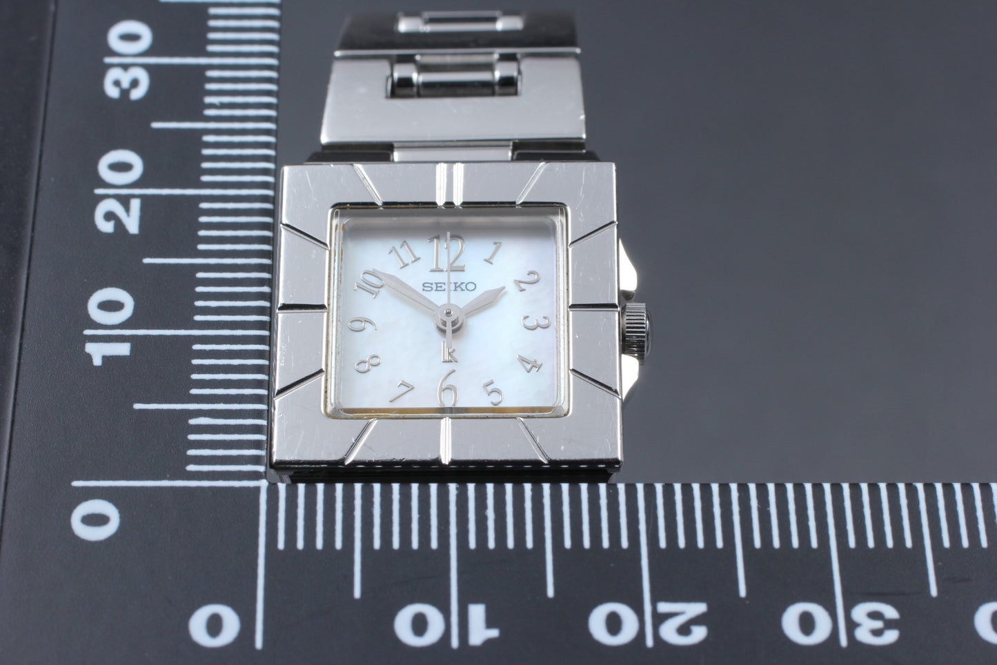 Near MINT SEIKO Lukia 1F21-5E40 Silver Square Quartz 20mm Ladies Watch JAPAN