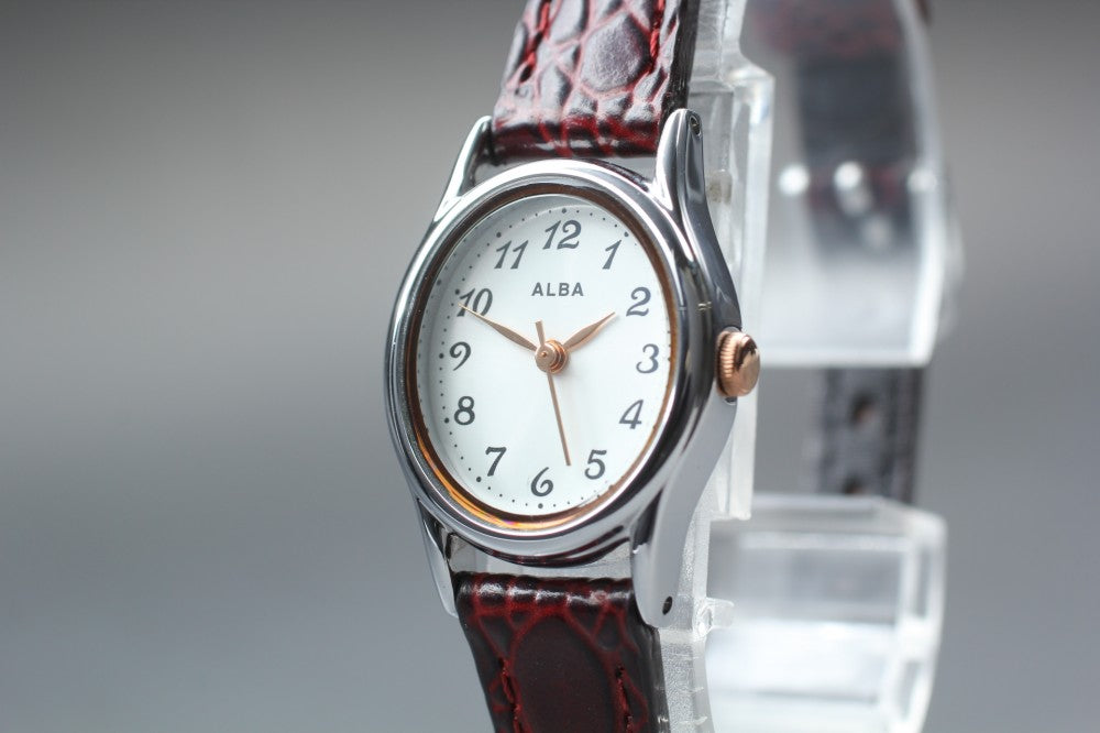 Near MINT SEIKO Aruba VX01-K989 Silver Quartz 21mm Ladies Watch