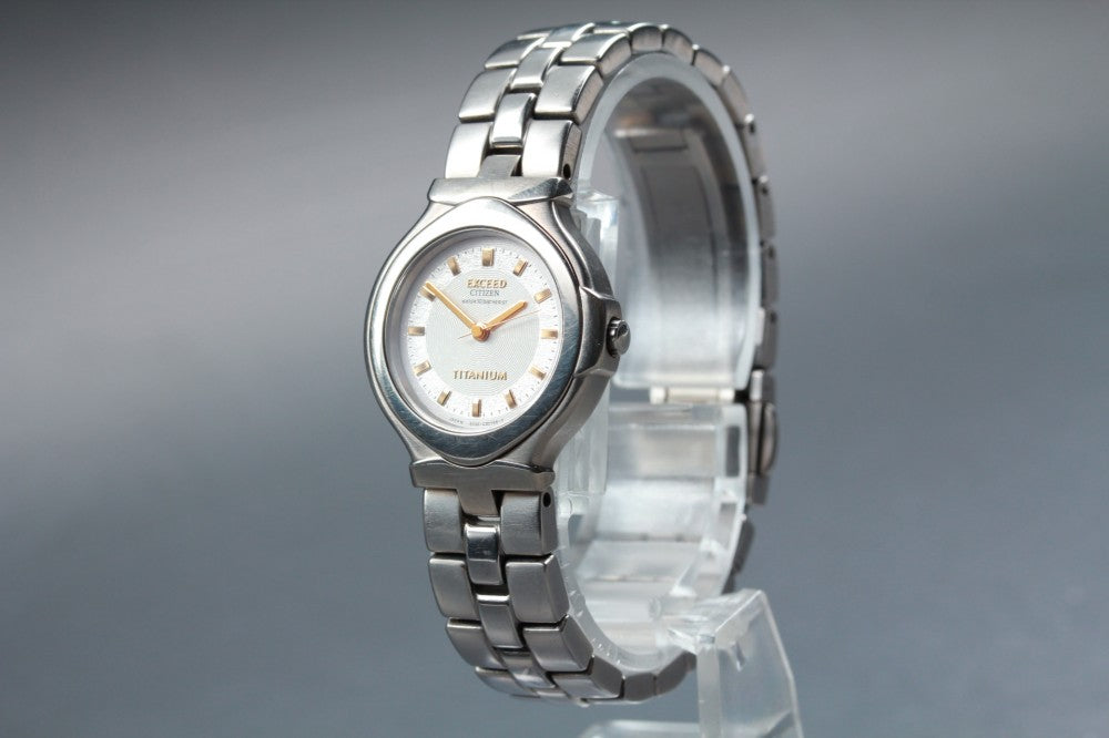 Near MINT CITIZEN Exceed 3330-C80142 Silver Quartz 23.5mm Ladies Watch