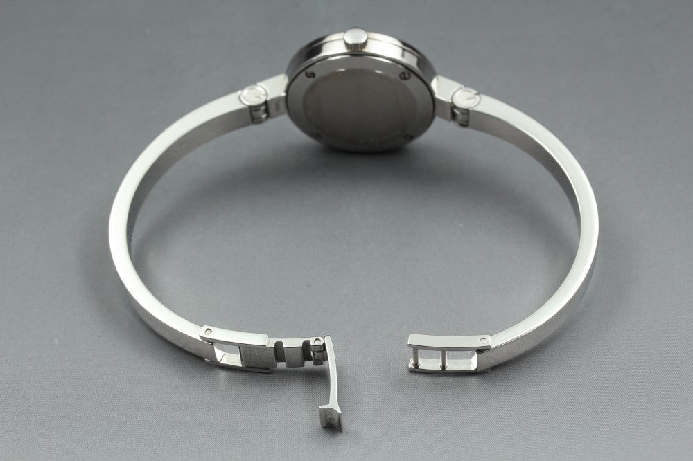 Near MINT GUCCI 105 White Quartz 25.5mm Ladies Watch