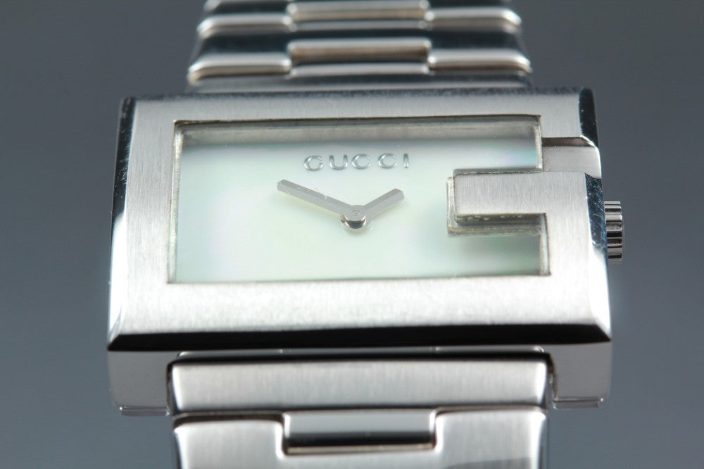 Near MINT GUCCI 100L Mother of Pearl Quartz 30.6mm Ladies Watch