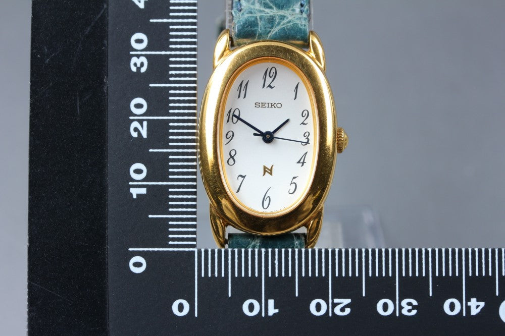 Near MINT SEIKO Neue 1F21-5B70 White Quartz 21mm Ladies Watch