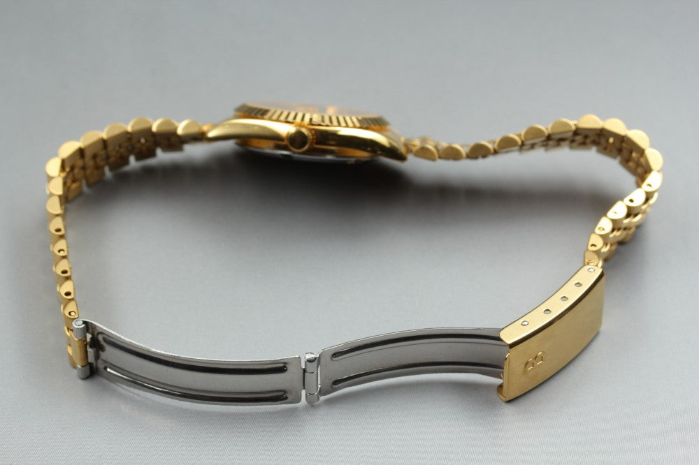 Near MINT Bulova Gold Quartz 25mm Ladies Watch 1993