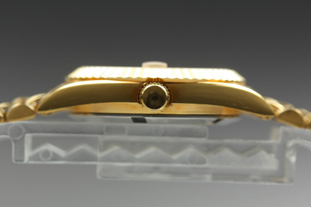 Near MINT Bulova Gold Quartz 25mm Ladies Watch 1993