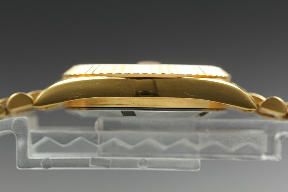 Near MINT Bulova Gold Quartz 25mm Ladies Watch 1993