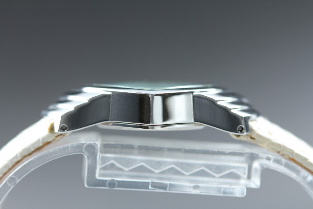 Near MINT HAMILTON Ventura H242111 White Mother of Pearl Quartz 24mm Ladies Watch
