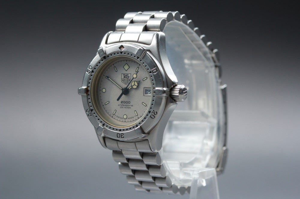 Near MINT TAG Heuer Professional 2000 962.208 Silver Quartz 28mm Ladies Watch