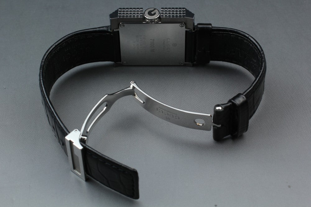 Near MINT GUCCI 7100M Black Quartz 30.6mm Men's Watch