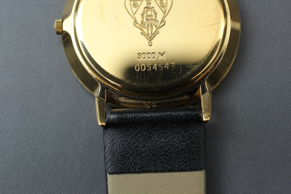 Near MINT GUCCI 3000M Red Quartz 33mm Men's Watch