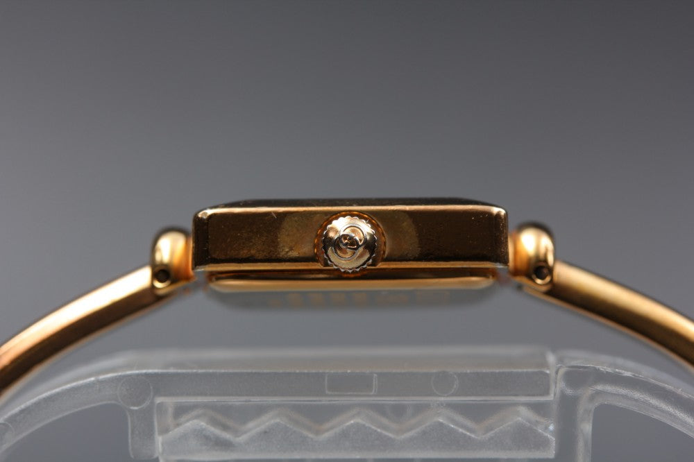 GUCCI 1900L White Mother of Pearl Quartz 19.4mm Ladies Watch