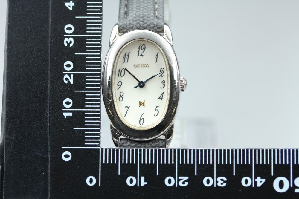 Near MINT SEIKO Noie 1F21-5B70 White Quartz 21mm Ladies Watch