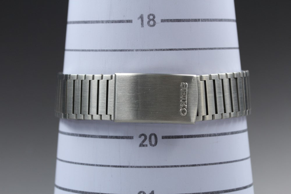 Near MINT SEIKO Lord Quartz 8243-7000 Silver Quartz 33.6mm Men's Watch 1979