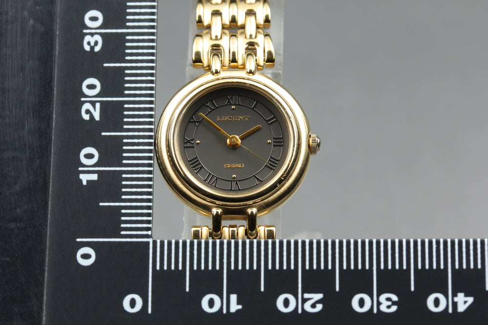 Near MINT SEIKO Lucent 1F21-0E60 Grey Quartz 20.8mm Ladies Watch 1991