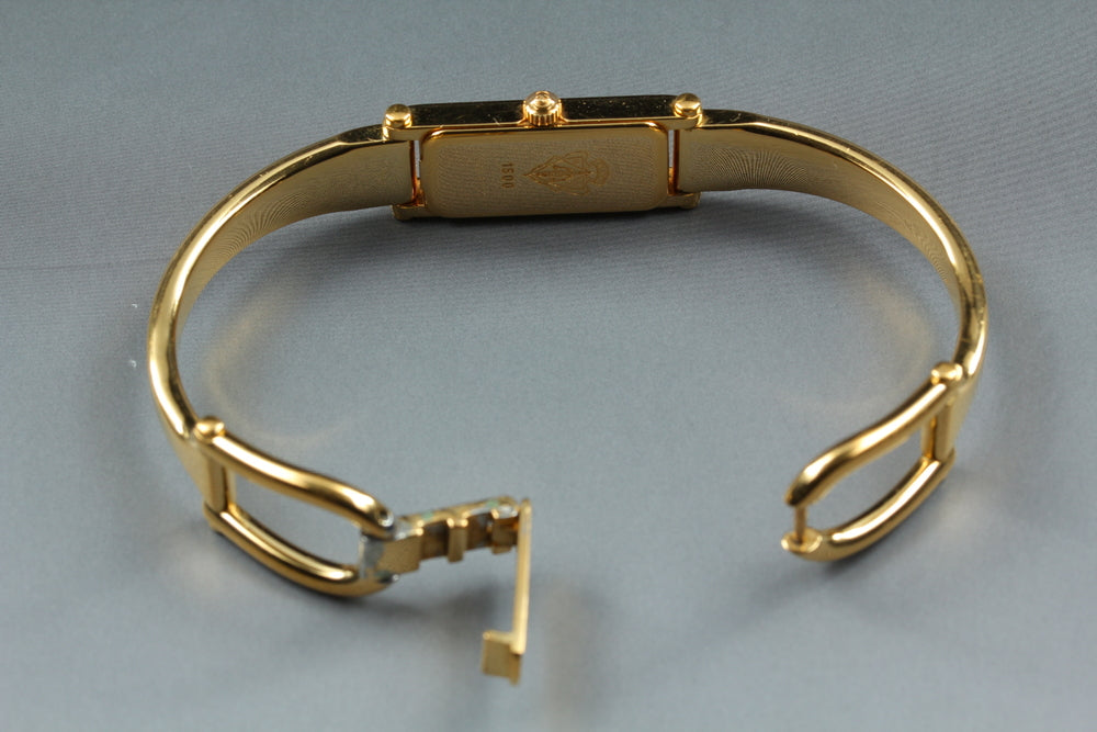 Near MINT GUCCI 1500 Quartz 12.3mm Ladies Watch