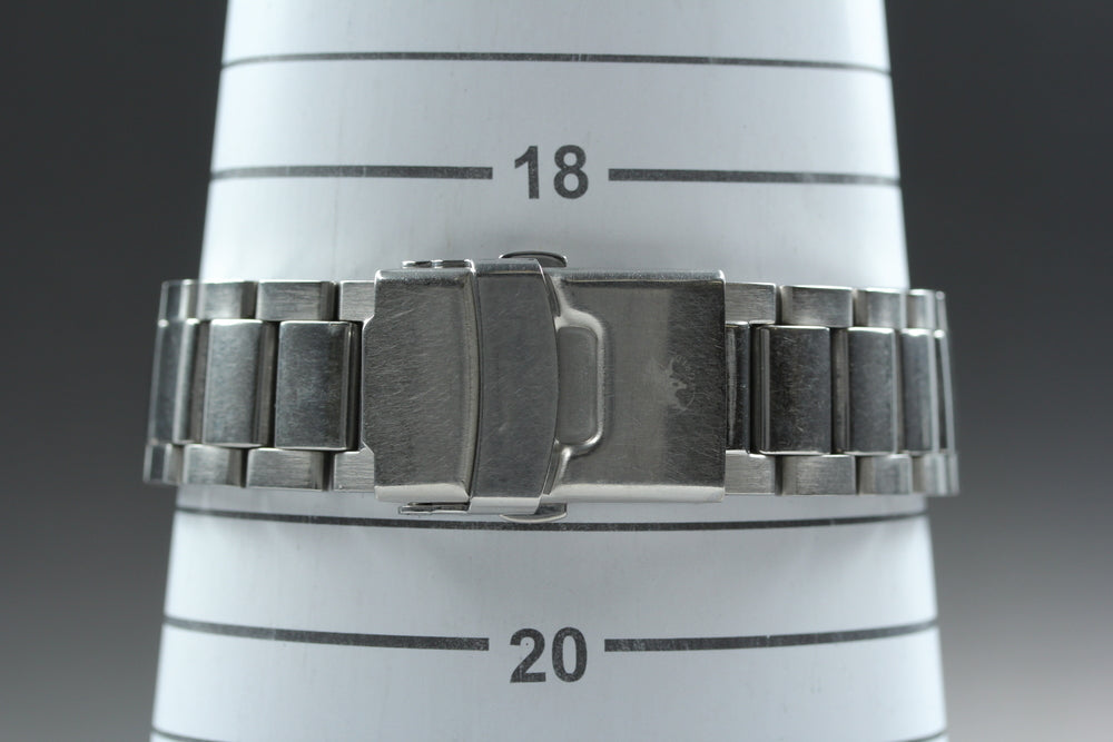 Near MINT Hunting World Mountain Stream HW-911 Silver Quartz 39mm Men's Watch