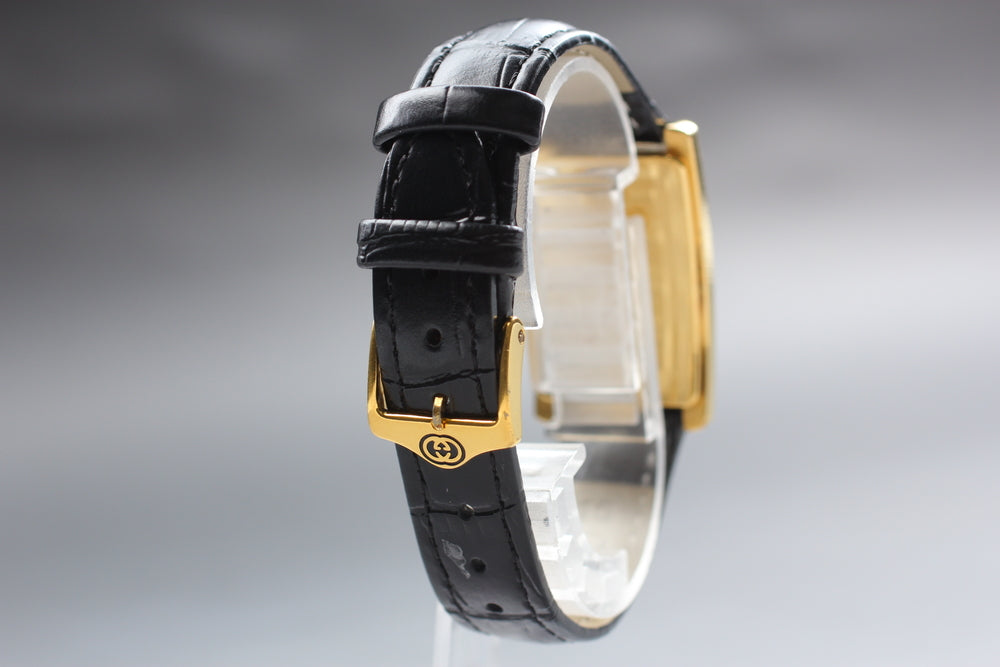 Near MINT GUCCI 2600M Silver/Black Quartz 23mm Men's Watch