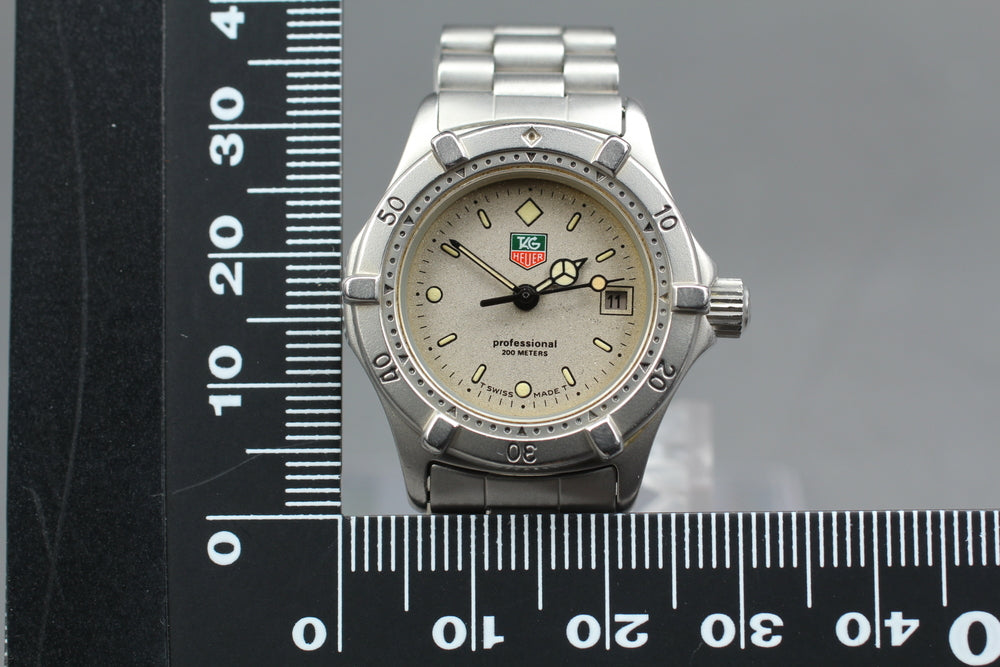 Near MINT TAG Heuer Professional 2000 962.208-2 Silver Quartz 28mm Ladies Watch