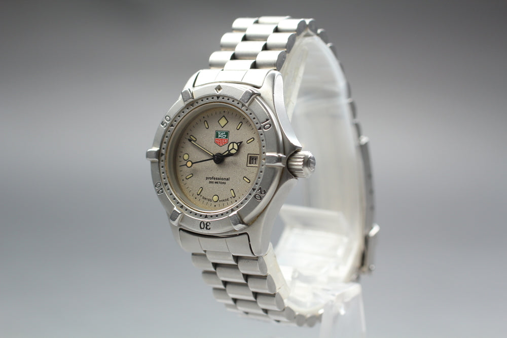 Near MINT TAG Heuer Professional 2000 962.208-2 Silver Quartz 28mm Ladies Watch