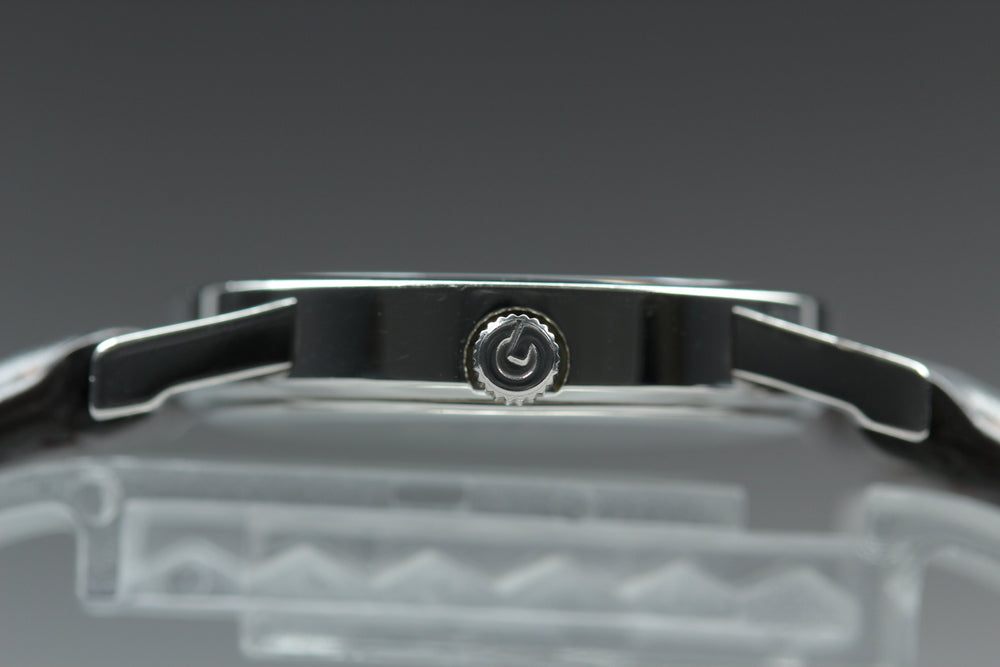 Near MINT GUCCI 5200L.1 Silver Quartz 27mm Ladies Watch