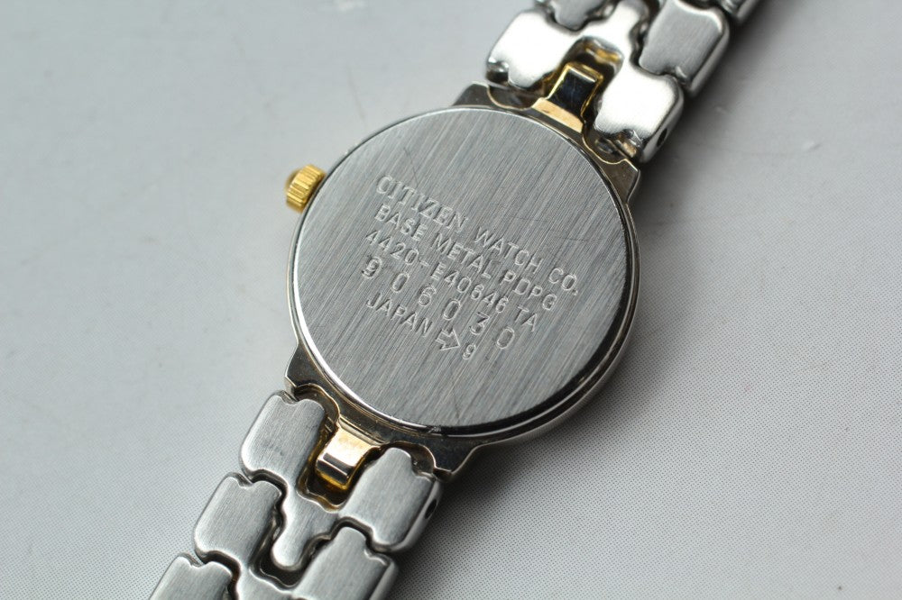 Near MINT CITIZEN Exceed 4420-E40646 White Quartz 17mm Ladies Watch 1989