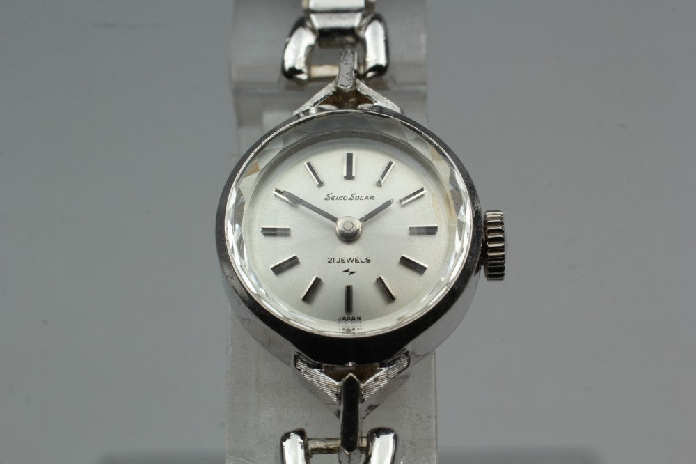 Near MINT SEIKO Solar 10-0880 Silver Manual 16mm Ladies Watch 1970