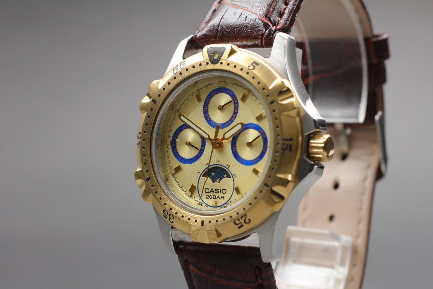Near MINT* Vintage Casio MD-739 Moonphase Triple Calendar Gold 39mm Watch Japan