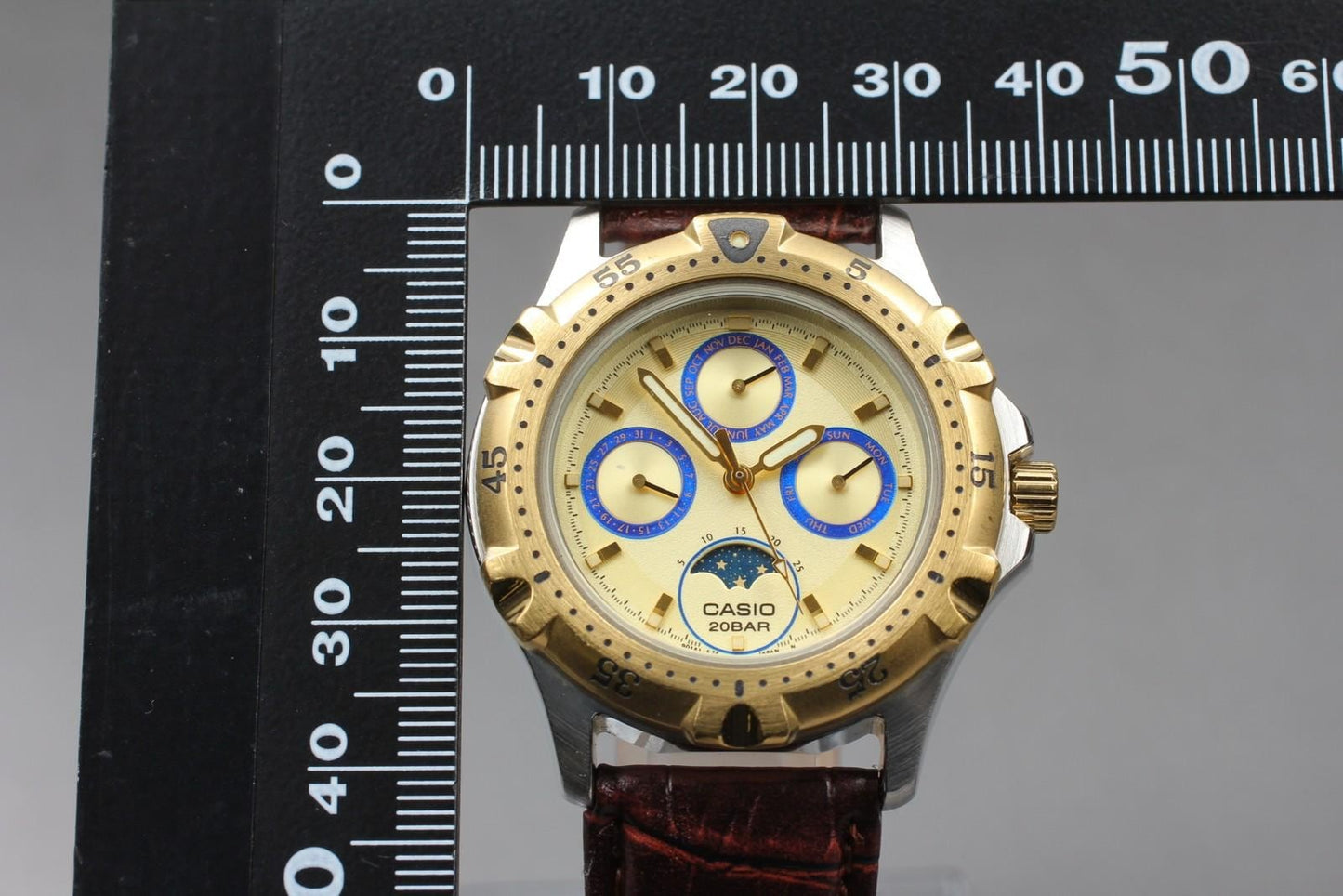 Near MINT* Vintage Casio MD-739 Moonphase Triple Calendar Gold 39mm Watch Japan