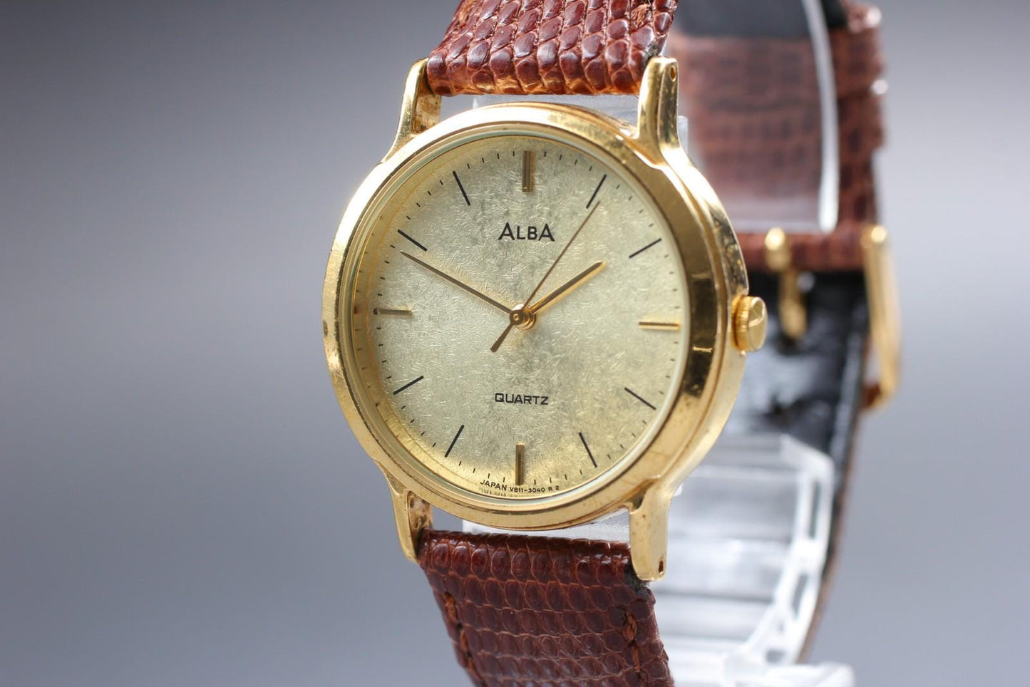 Near MINT Seiko Alba V811-0770 Gold Textured Dial Quartz 31mm Men's Watch JAPAN