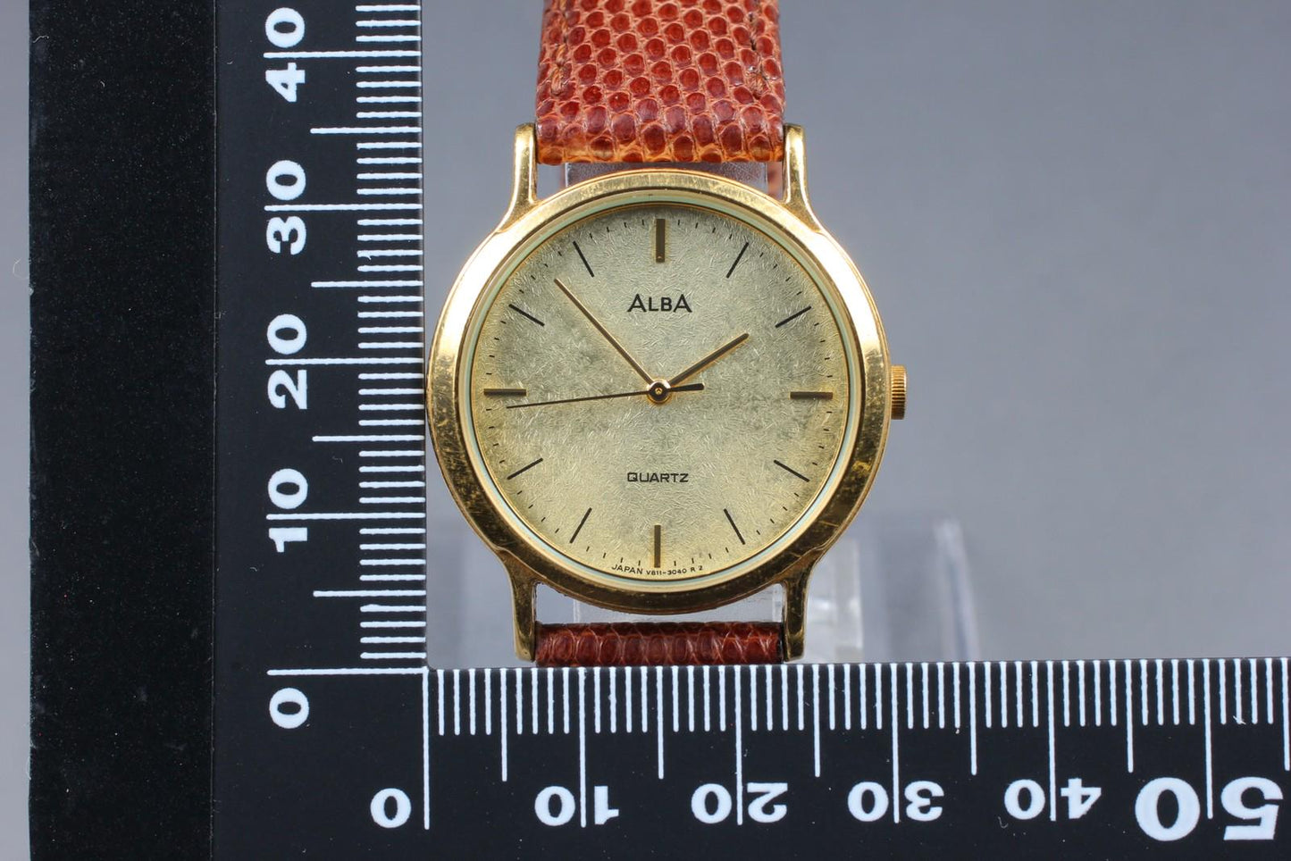 Near MINT Seiko Alba V811-0770 Gold Textured Dial Quartz 31mm Men's Watch JAPAN