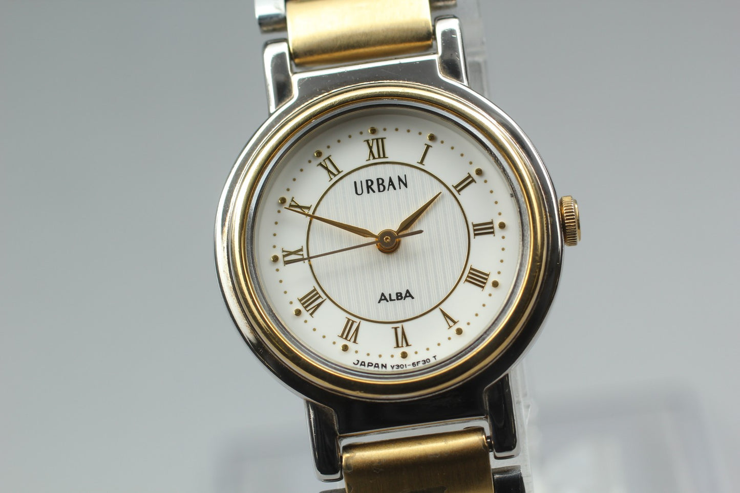 Near MINT SEIKO Alba Urban V301-6B60 Roman Two Tone Qz Ladies Watch New Battery