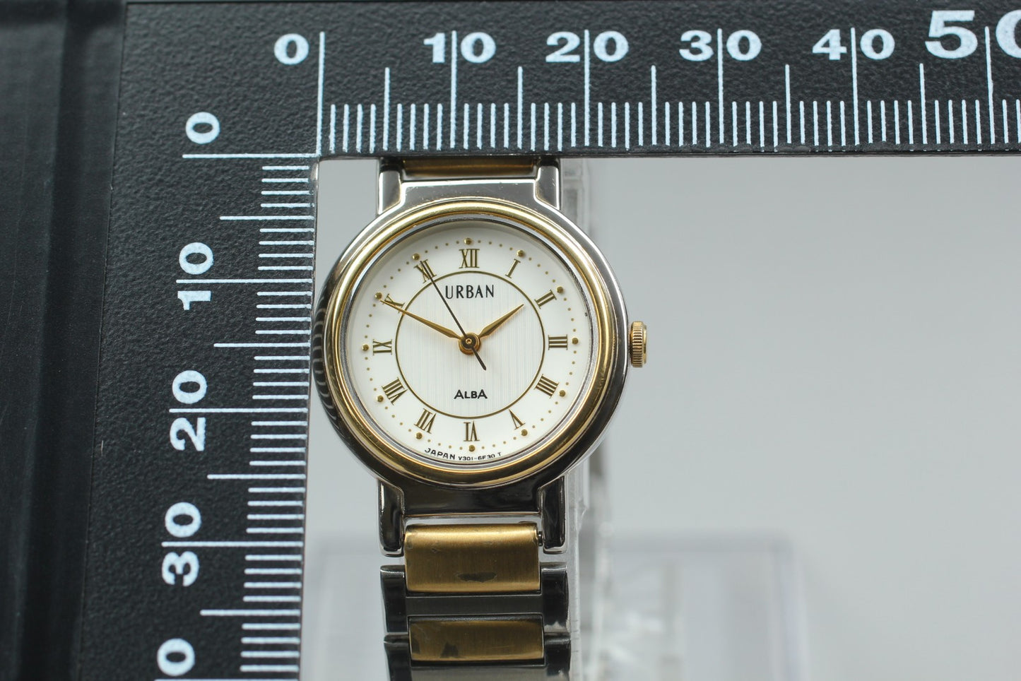 Near MINT SEIKO Alba Urban V301-6B60 Roman Two Tone Qz Ladies Watch New Battery
