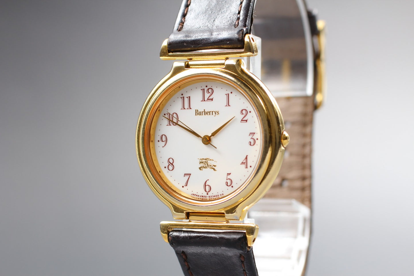 N MINT Burberrys 2830-266536Y White Dial Gold Quartz 31mm Unisex Watch JAPAN