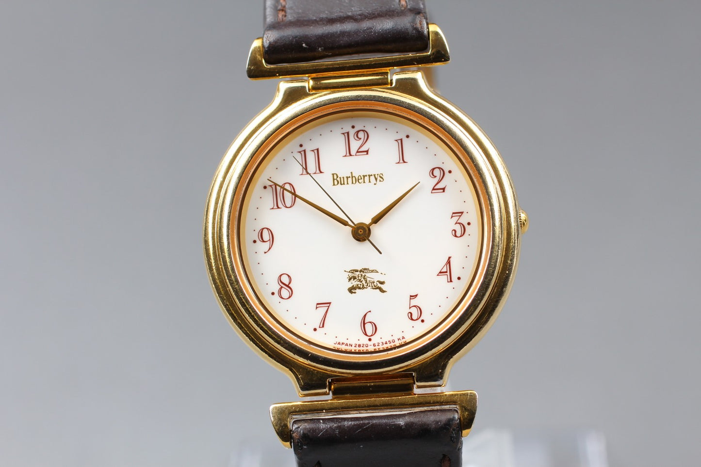 N MINT Burberrys 2830-266536Y White Dial Gold Quartz 31mm Unisex Watch JAPAN