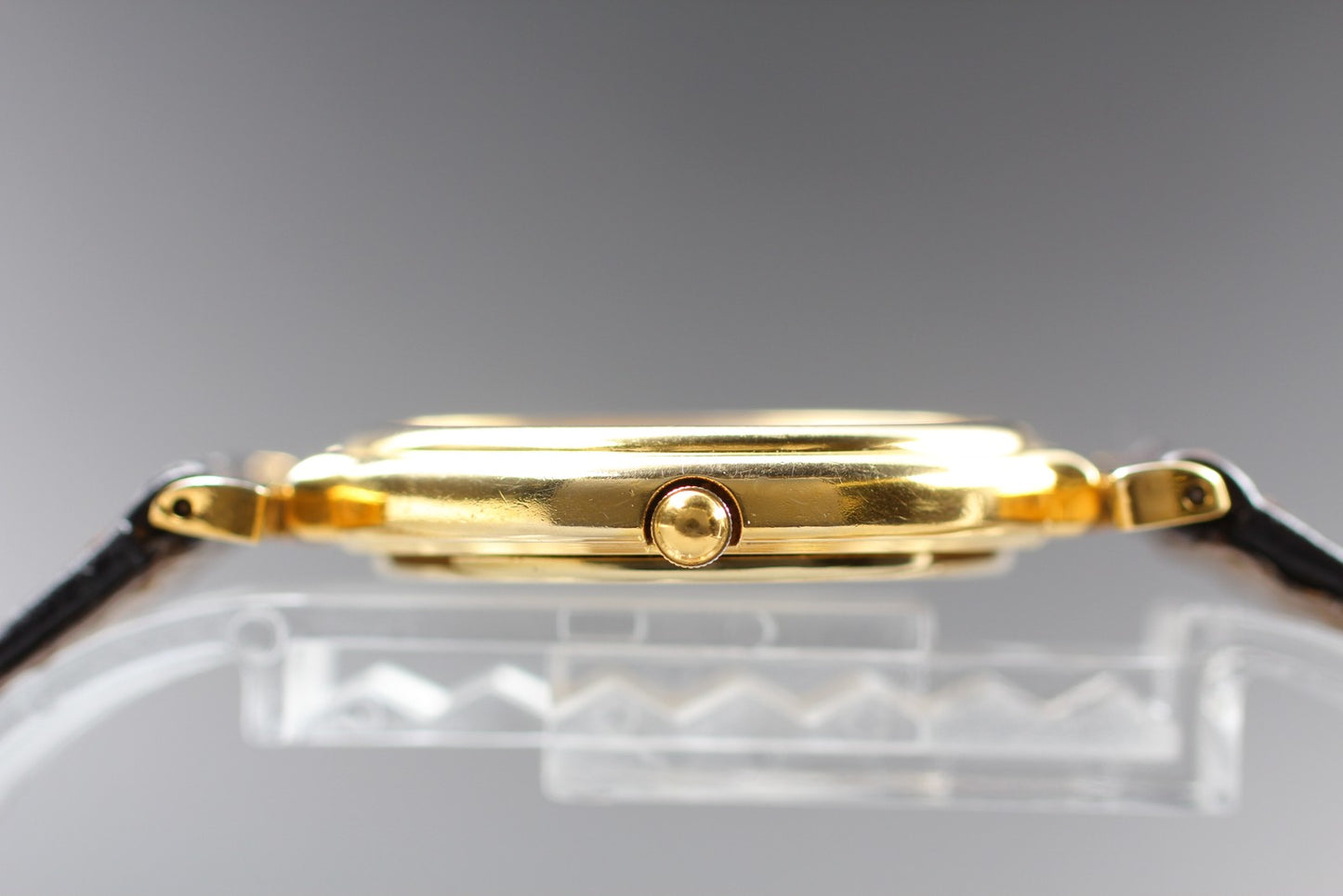 N MINT Burberrys 2830-266536Y White Dial Gold Quartz 31mm Unisex Watch JAPAN