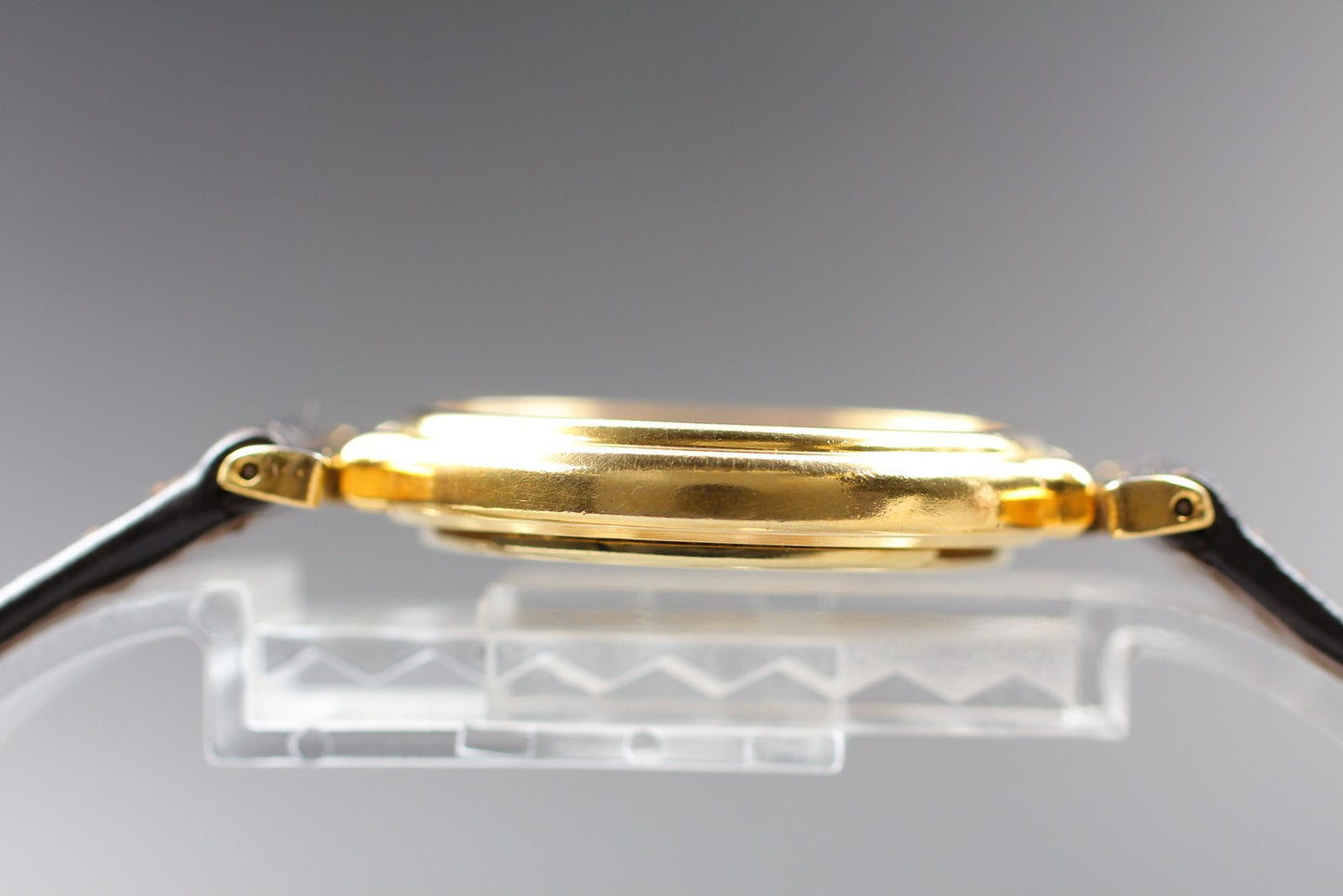 N MINT Burberrys 2830-266536Y White Dial Gold Quartz 31mm Unisex Watch JAPAN