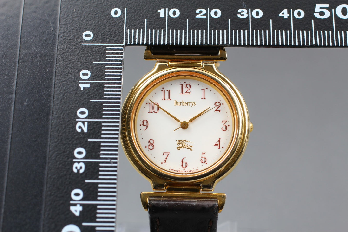 N MINT Burberrys 2830-266536Y White Dial Gold Quartz 31mm Unisex Watch JAPAN