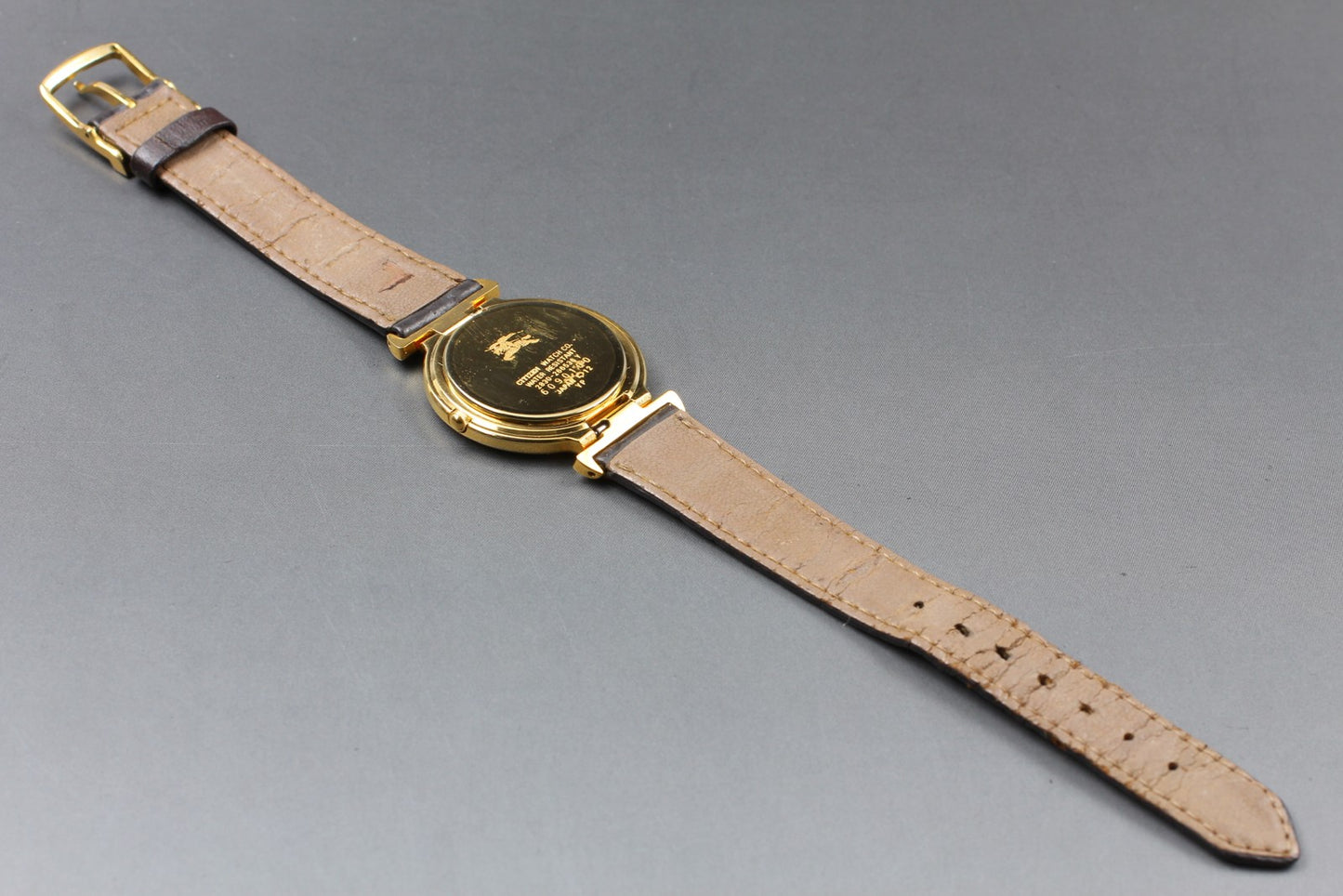 N MINT Burberrys 2830-266536Y White Dial Gold Quartz 31mm Unisex Watch JAPAN