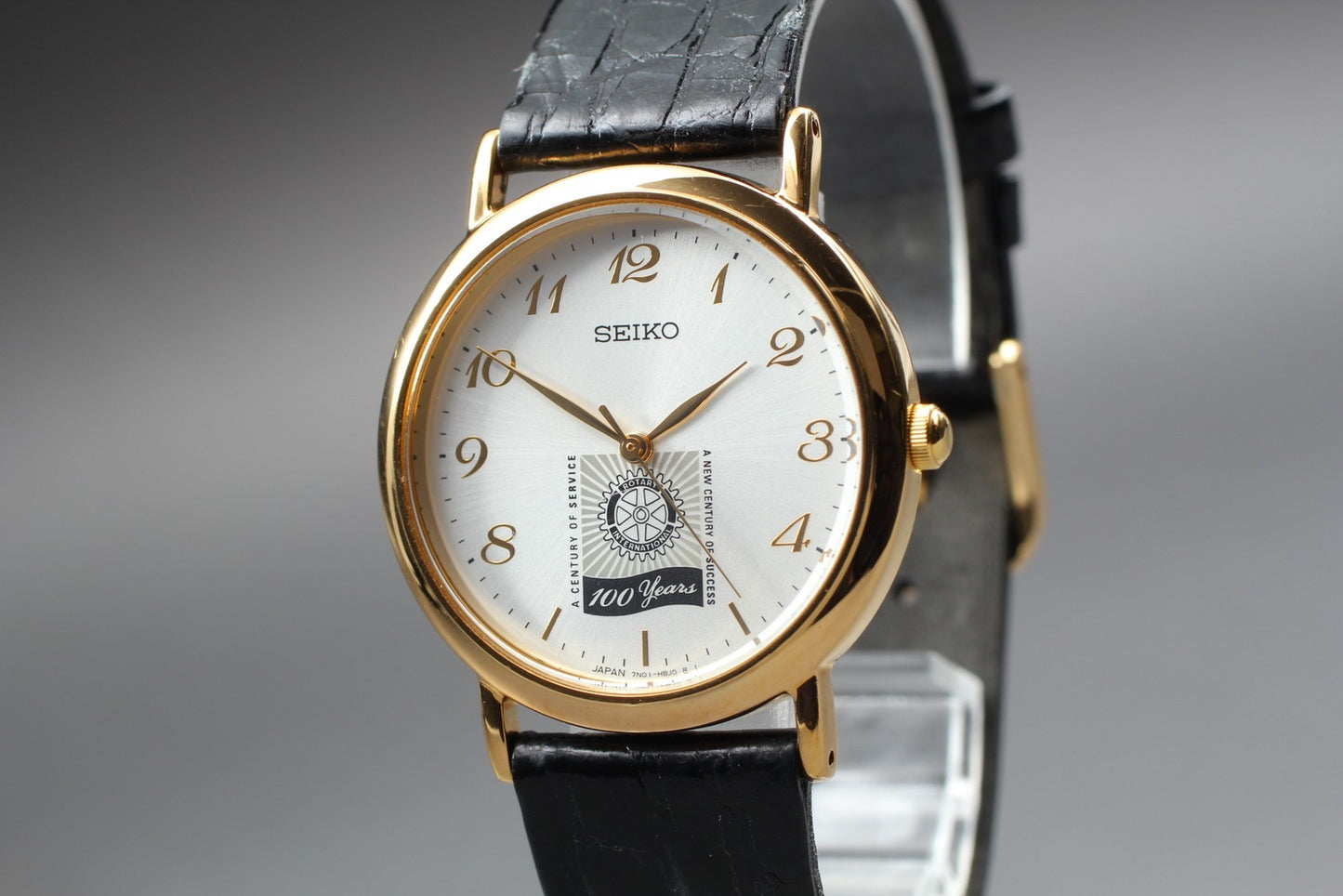 Near MINT Vintage SEIKO Rotary 100 Years 7N01-6890 Gold Quartz 32mm Men's Watch