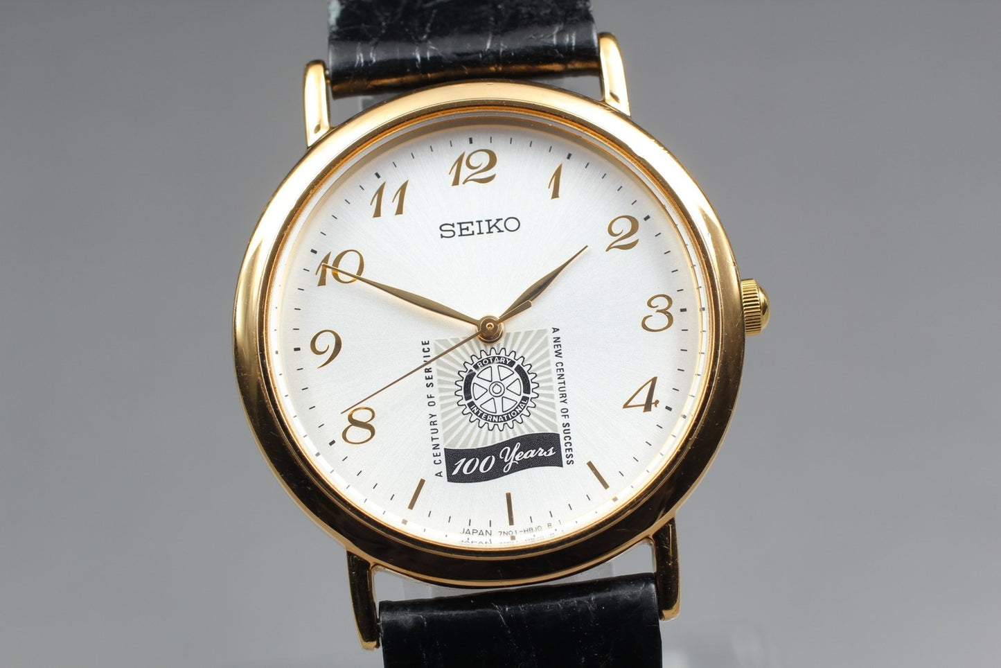 Near MINT Vintage SEIKO Rotary 100 Years 7N01-6890 Gold Quartz 32mm Men's Watch