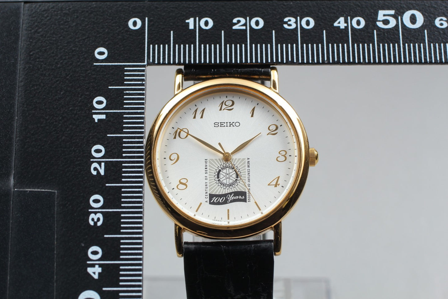 Near MINT Vintage SEIKO Rotary 100 Years 7N01-6890 Gold Quartz 32mm Men's Watch