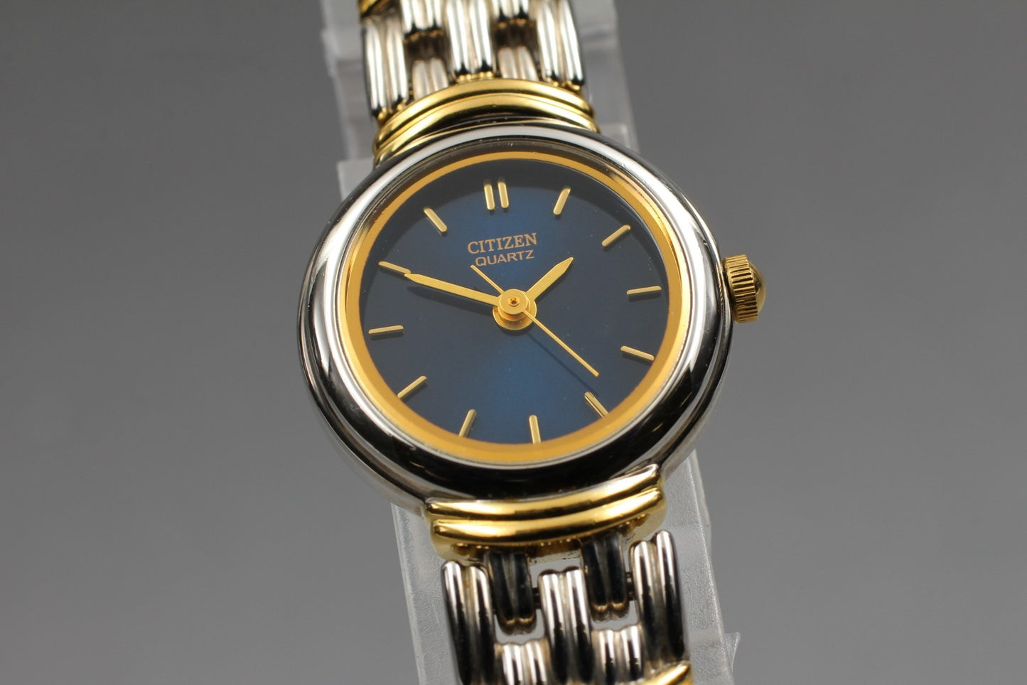 Near MINT* Vintage Citizen 5930-S72242 Black Two-Tone Bracelet Qz Ladies Watch