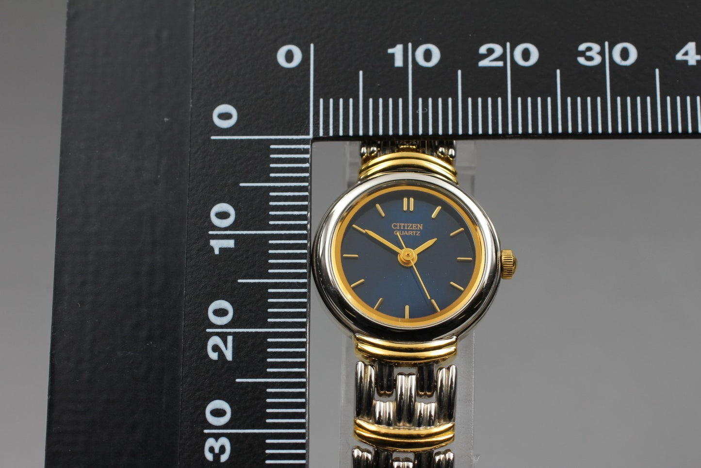 Near MINT* Vintage Citizen 5930-S72242 Black Two-Tone Bracelet Qz Ladies Watch