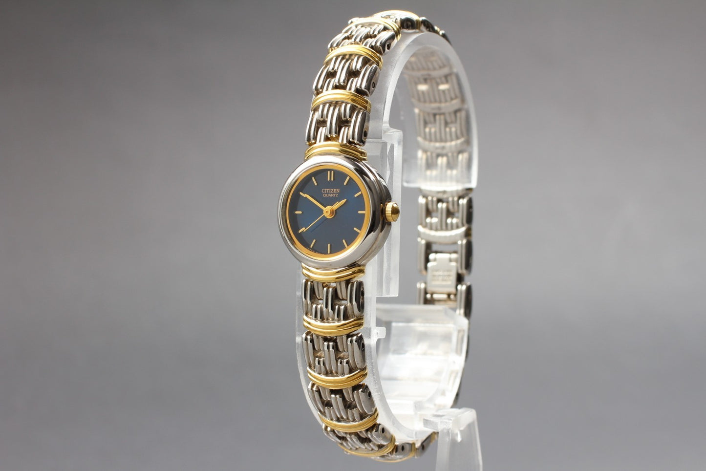 Near MINT* Vintage Citizen 5930-S72242 Black Two-Tone Bracelet Qz Ladies Watch
