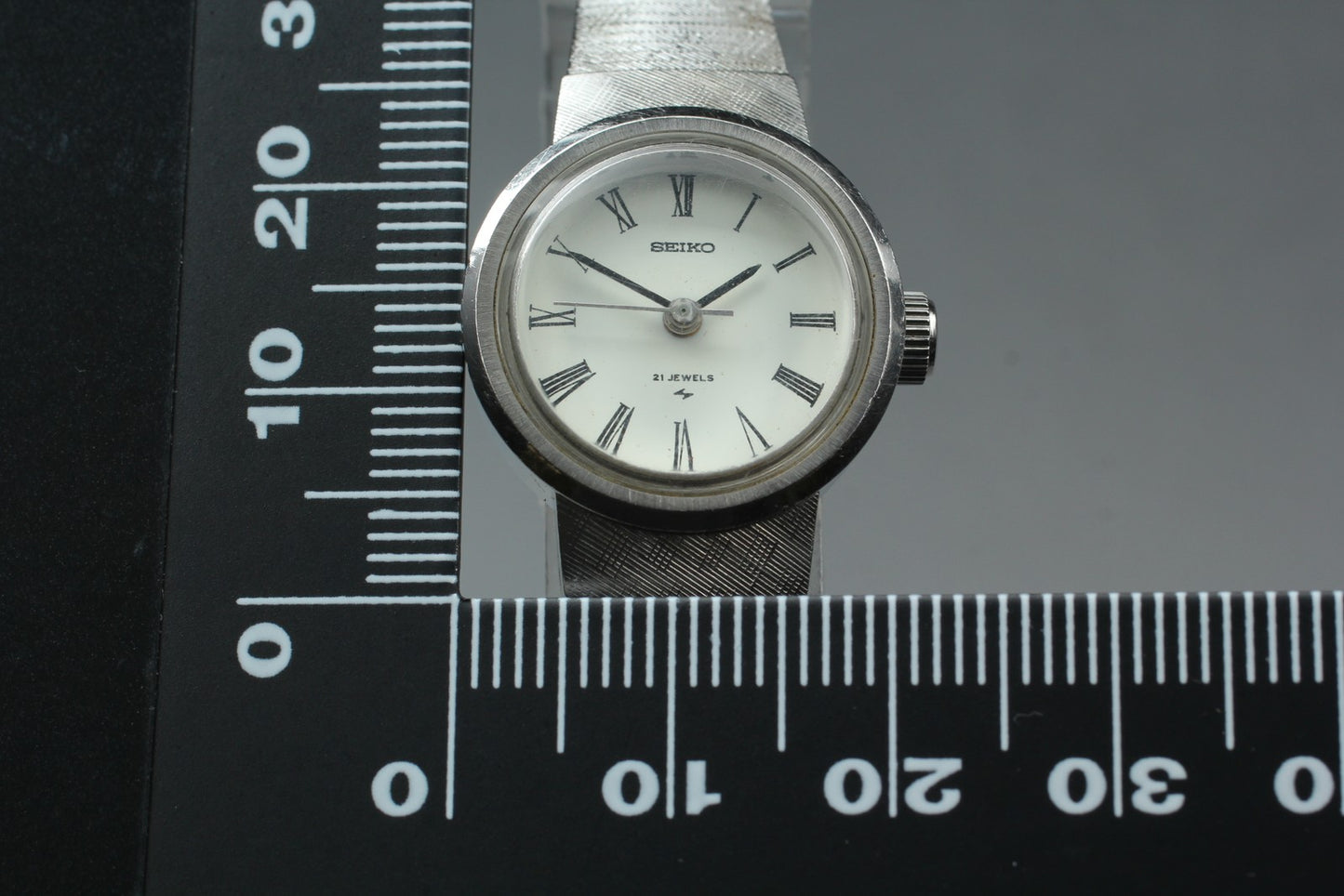 Vintage 1975 [N MINT] SEIKO 1104-0220 White Roman 21J Manual Ladies Watch JAPAN