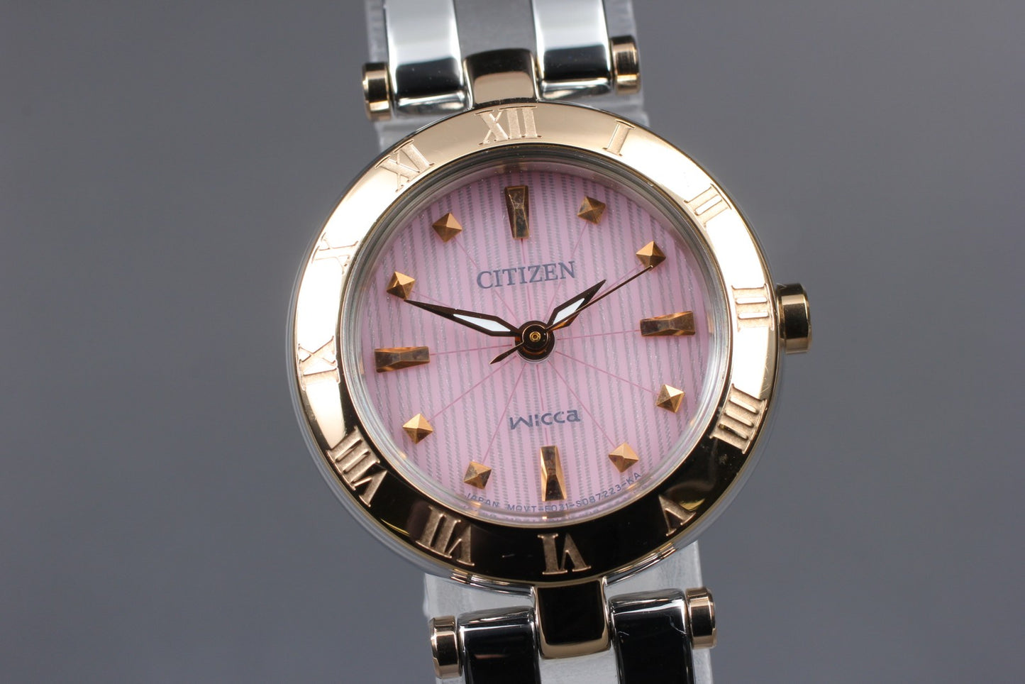 Near MINT CITIZEN Wicca E031-S057281 Gold Roman Bezel Pink Solar Ladies Watch