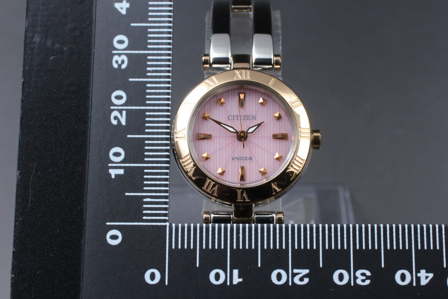 Near MINT CITIZEN Wicca E031-S057281 Gold Roman Bezel Pink Solar Ladies Watch