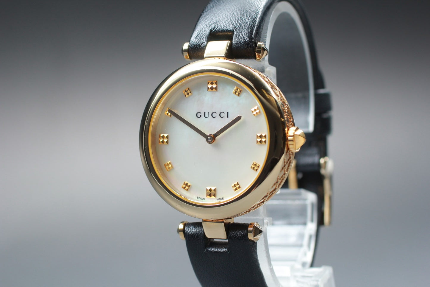 Near MINT Gucci Diamantissima YA141505 MOP Dial Gold Quartz 32mm Ladies Watch