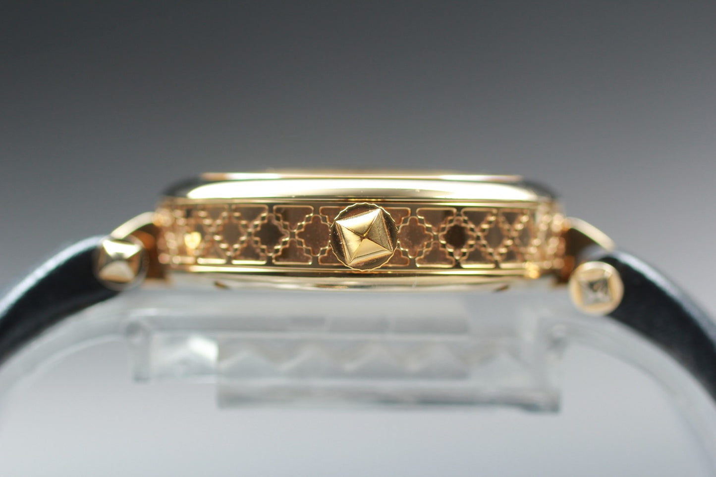 Near MINT Gucci Diamantissima YA141505 MOP Dial Gold Quartz 32mm Ladies Watch